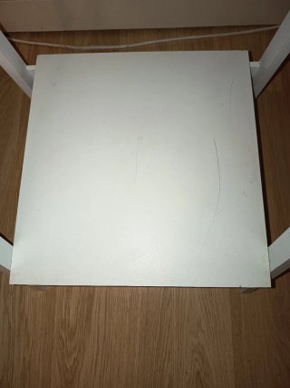 Toallero de pie con estantes de madera