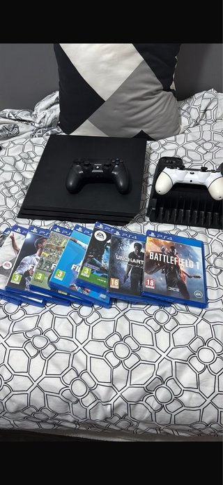 PS4 (PlayStation 4) Negra + 5 Juegos