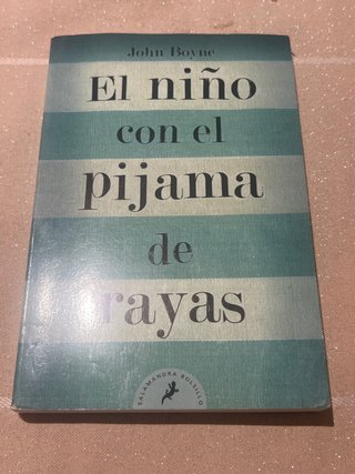 El niño con el pijama de rayas