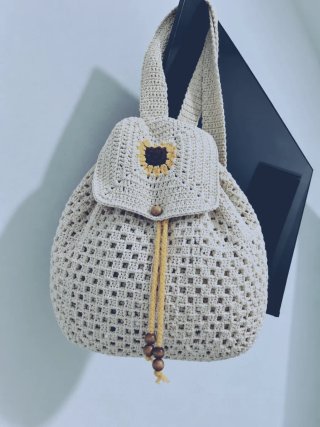 Mochila tejida a mano con girasol