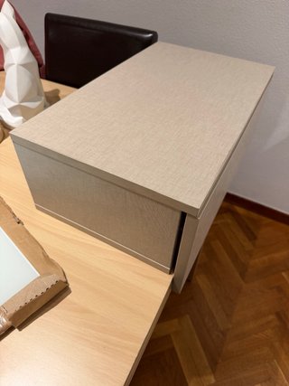 Cajón de entrada beige y marrón