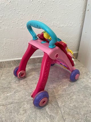 Mesa de actividades infantil con andadora