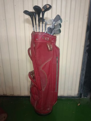 Funda de golf antigua con palos