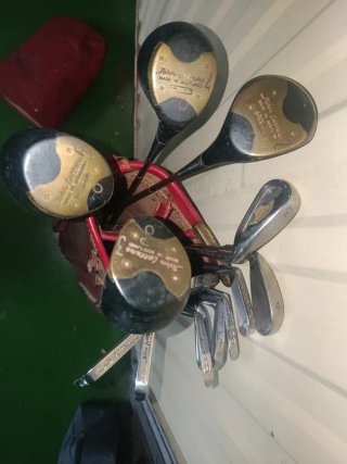 Funda de golf antigua con palos
