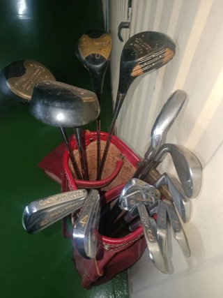 Funda de golf antigua con palos