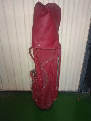 Funda de golf antigua con palos