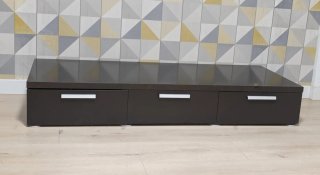 Mueble TV bajo con 3 cajones