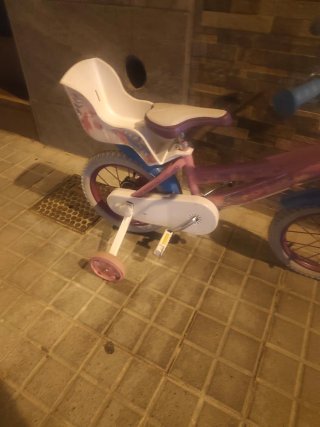 Bicicleta infantil rosa con ruedines