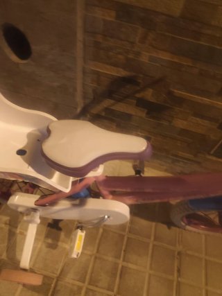 Bicicleta infantil rosa con ruedines