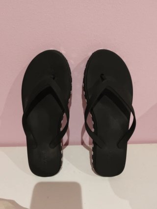 Sandalias Zara con tachuelas negras. De temporada.