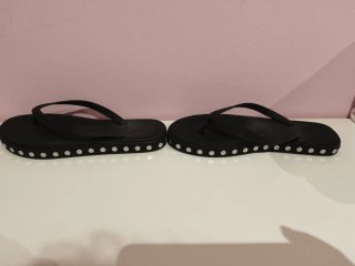 Sandalias Zara con tachuelas negras. De temporada.