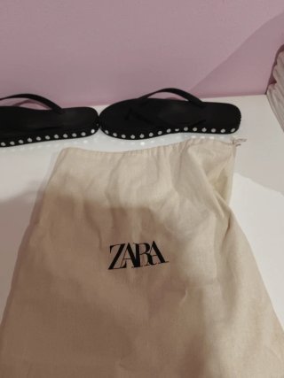 Sandalias Zara con tachuelas negras. De temporada.