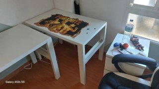 Mesa de estudio blanca decorada con Fortnite.