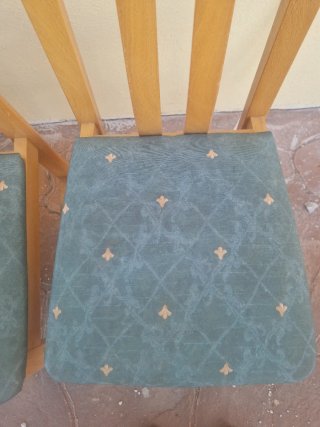 4 Sillas de Madera con Fundas