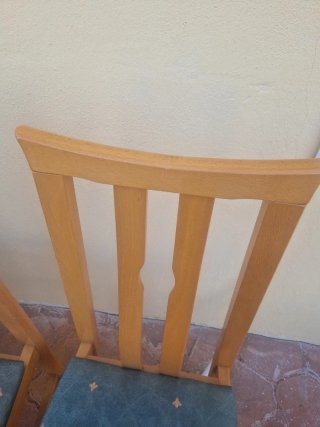 4 Sillas de Madera con Fundas