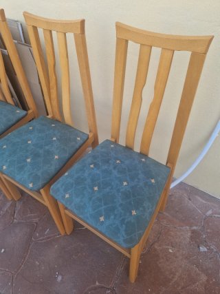 4 Sillas de Madera con Fundas