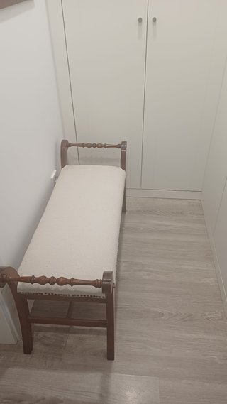 Banco de madera tapizado beige
