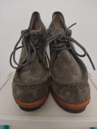 Zapatos ante gris topo con tacón madera y cordones
