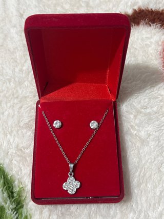 Conjunto Collar y Pendientes Trébol