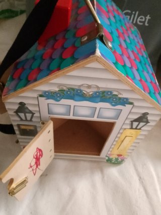 Casa de juguete con cerraduras y llaves