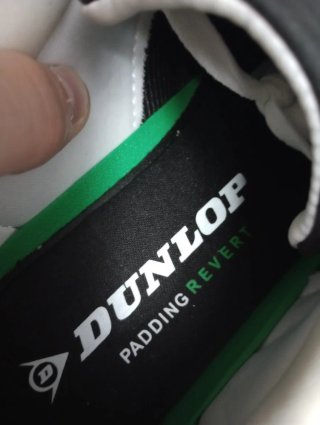 Zapatillas Dunlop Negras y Blancas.