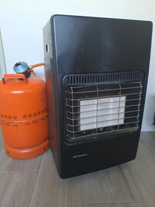 Estufa de gas Orbegozo negra y naranja