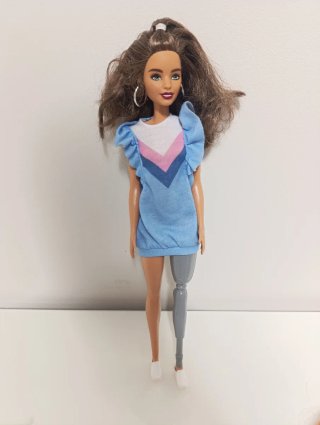 Muñeca Barbie Fashionistas con pierna ortopédica