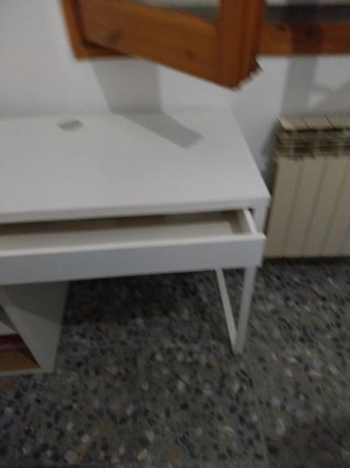 Escritorio blanco con cajones y puerta