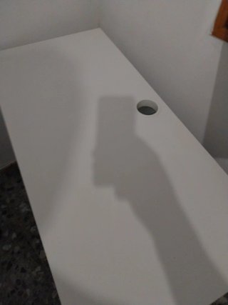 Escritorio blanco con cajones y puerta