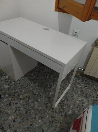 Escritorio blanco con cajones y puerta