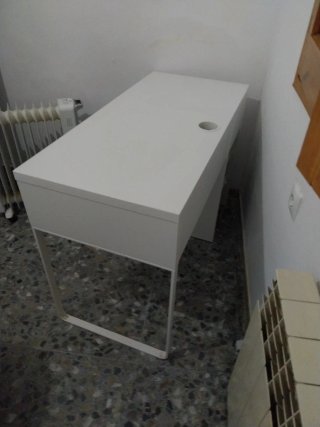 Escritorio blanco con cajones y puerta