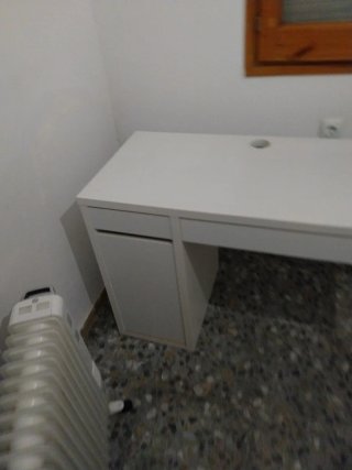 Escritorio blanco con cajones y puerta