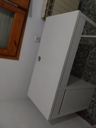 Escritorio blanco con cajones y puerta