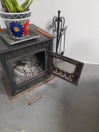 Estufa de leña metálica