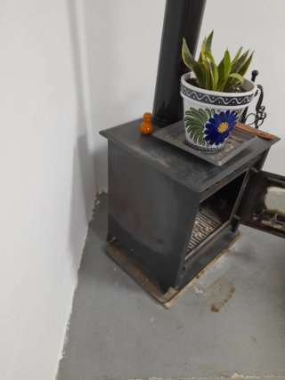 Estufa de leña metálica