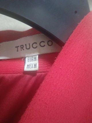 Vestido rojo sin mangas con cinturón