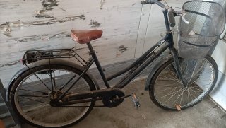 Bicicleta clásica negra con cesta