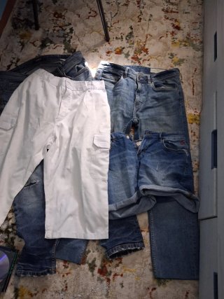Lote de ropa: pantalones vaqueros y blancos
