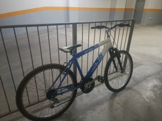 Bicicleta BTT HADOR - Rueda pinchada