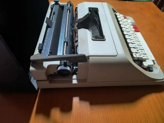 Máquina de escribir Olivetti Lettera 42 + Maletín