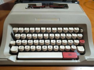 Máquina de escribir Olivetti Lettera 42 + Maletín