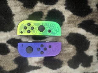 Due Joy-Con a tema Splatoon 3