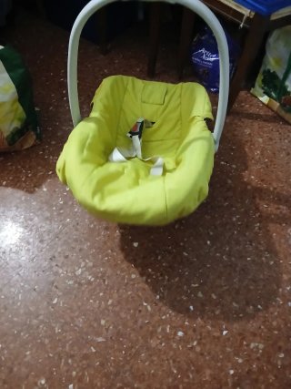 Silla de bebé color amarillo
