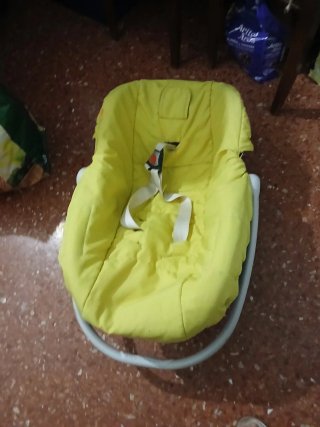 Silla de bebé color amarillo