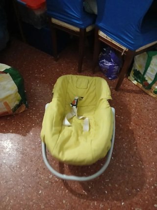 Silla de bebé color amarillo