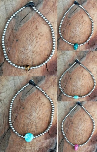 Collar de acero con piedra central