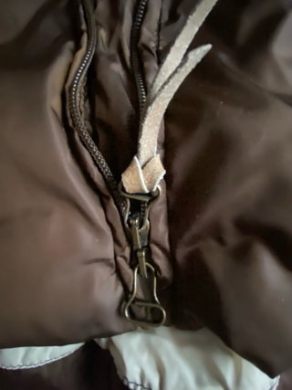 Giacca a vento marrone imbottita in vera piuma