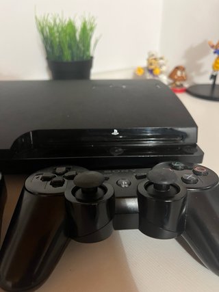 Playstation 3 Slim Negra mas dos mandos +cable.