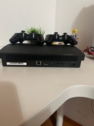 Playstation 3 Slim Negra mas dos mandos +cable.