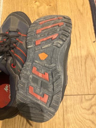 Botas Quechua grises y rojas